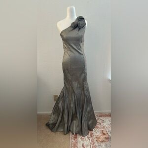 Va Va Voom One-Shoulder Gown for Weddings size S